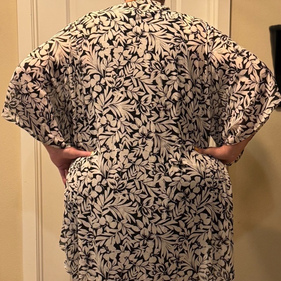 Torrid Size 5 Longline Black & Ivory Floral Kimono Duster 🌿🖤 - Picture 7 of 7